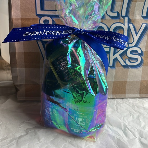 (9) Emily in Paris Bath and Bodyworks antibacterial hand gel bundle - Picture 4 of 4